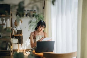 woman_looking_at_phone_and_laptop